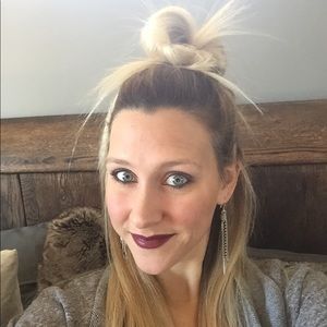 Meet your Posher, Larissa